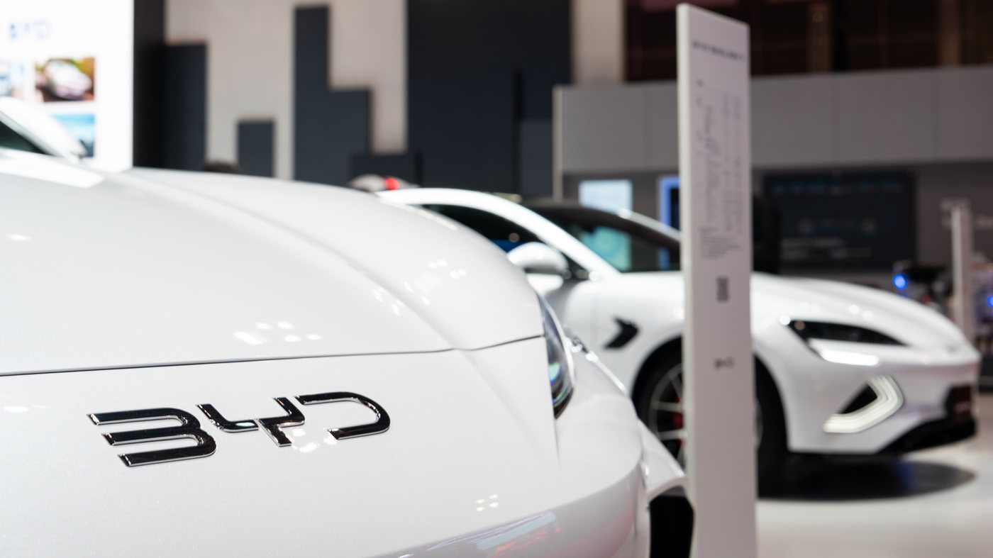 BYD виходить за межі автовиробництва: батареї, рейки та сонячна енергія