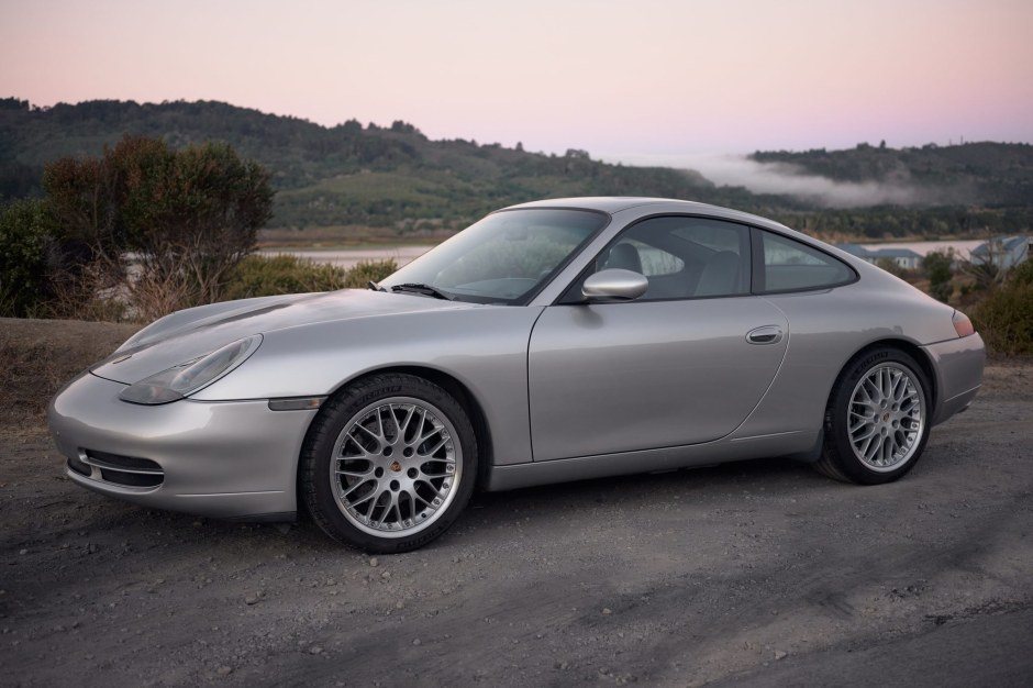 Porsche 911 Carrera 2000 року без резерву виставили на аукціон у Каліфорнії