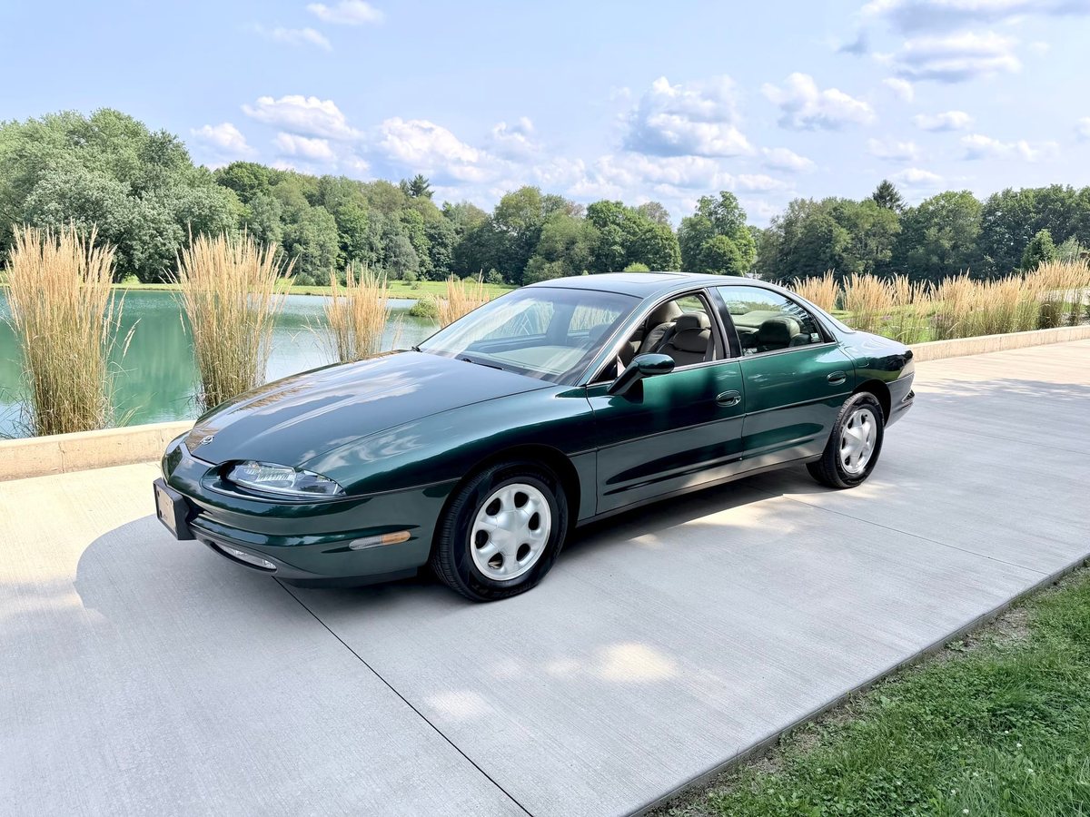 Ретро-седан Oldsmobile Aurora 1995 року виставлено на аукціон Bring a Trailer