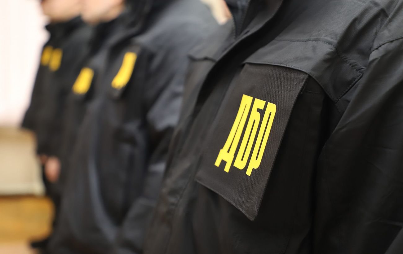 Керівник оборонного заводу розібрав підприємство на металобрухт і придбав елітні авто