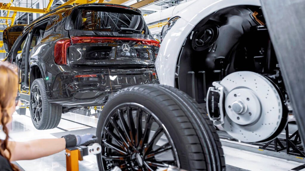 Mercedes-Benz може закрити два заводи в Німеччині через тиск Китаю та тарифи США