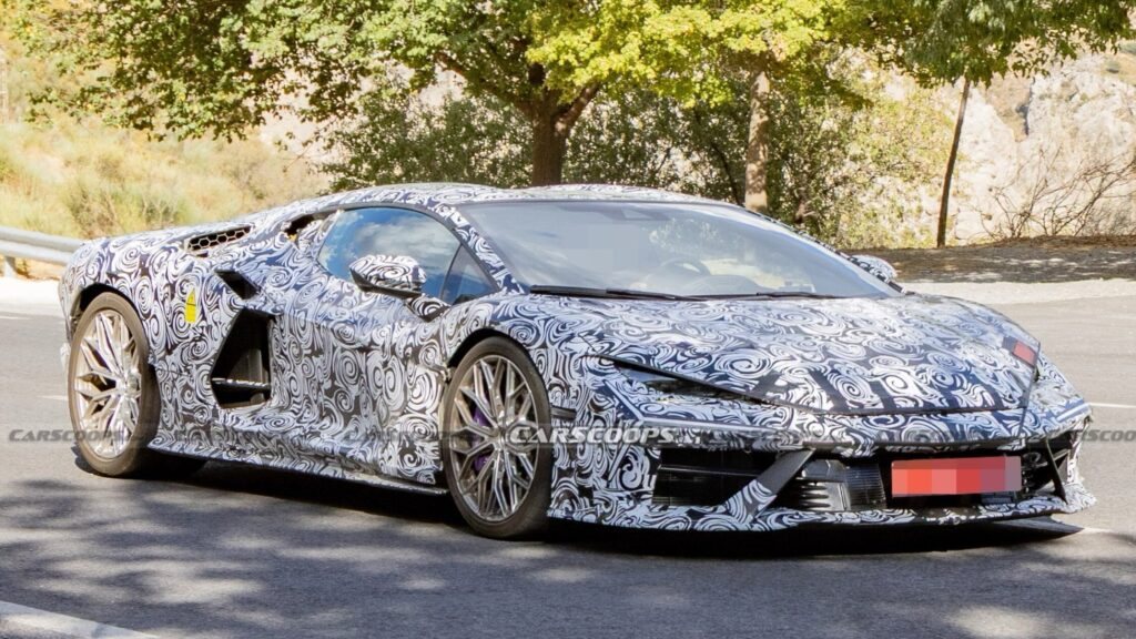 Lamborghini готує оновлений Revuelto: шпигунські фото розкривають деталі