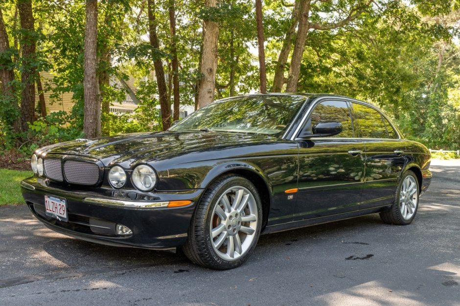 Jaguar XJR 2004 року продають на аукціоні без резервної ціни