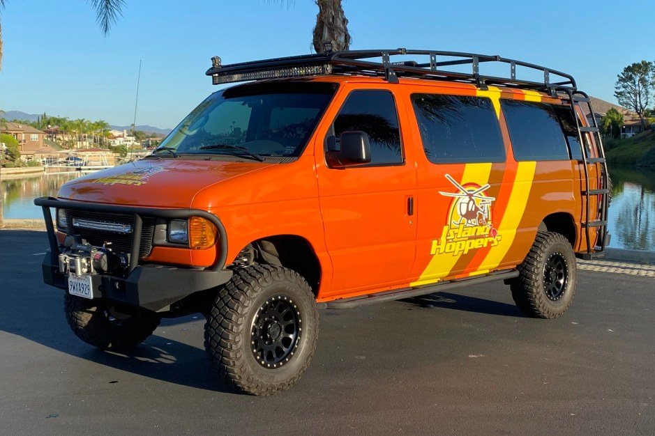 Модифікований Ford E-350 2006 року з серіалу Magnum P.I. виставили на продаж