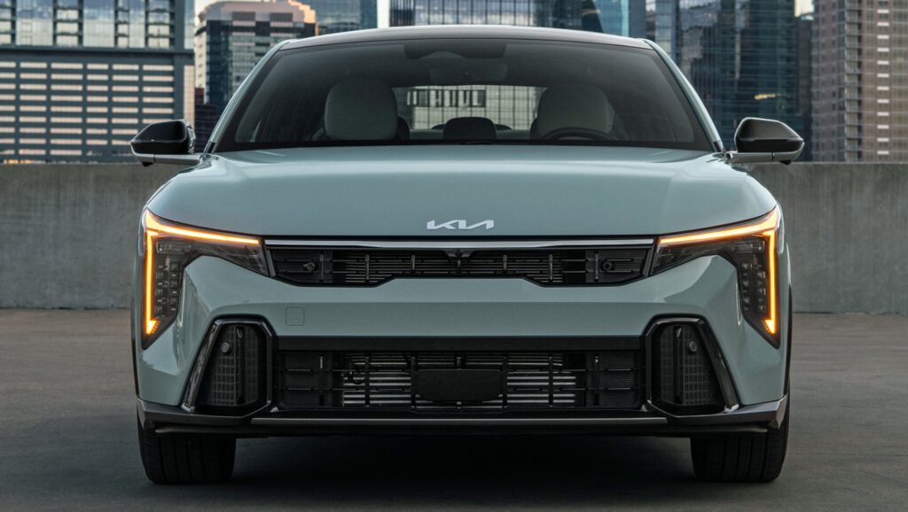 Kia підвищує ціни на K4 2027 року: седан і хетчбек подорожчали на 100 доларів