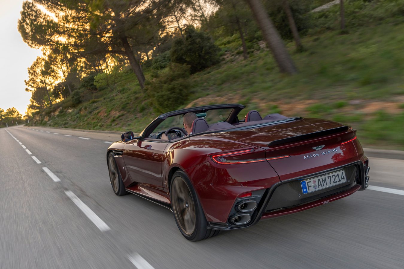 Aston Martin DB12 S Volante: чи може кабріолет за 300 тисяч доларів бути раціональним вибором