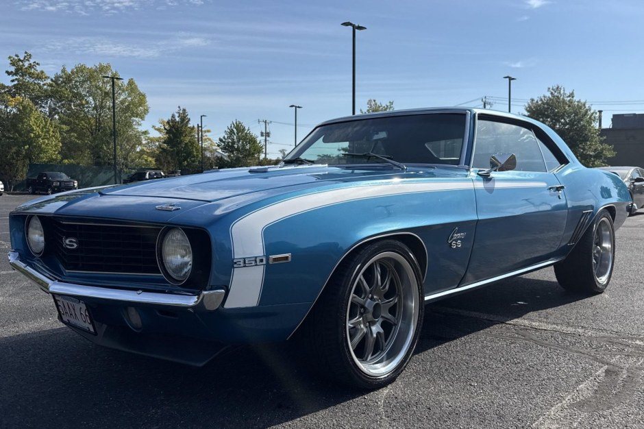 На аукціоні продають Chevrolet Camaro 1969 року з двигуном V8