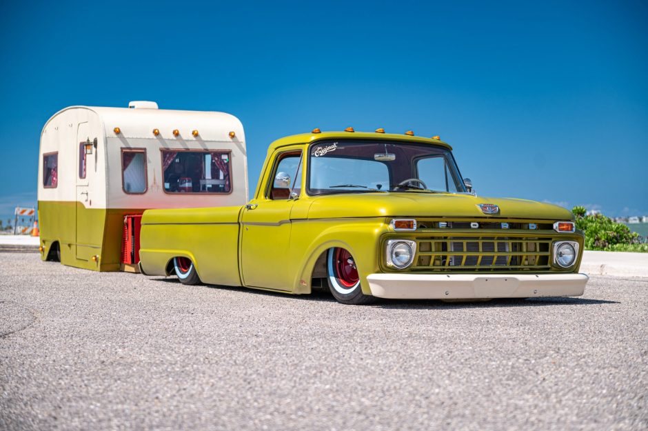 Кастомний Ford F-100 1966 року з причіп-будиночком продають на аукціоні