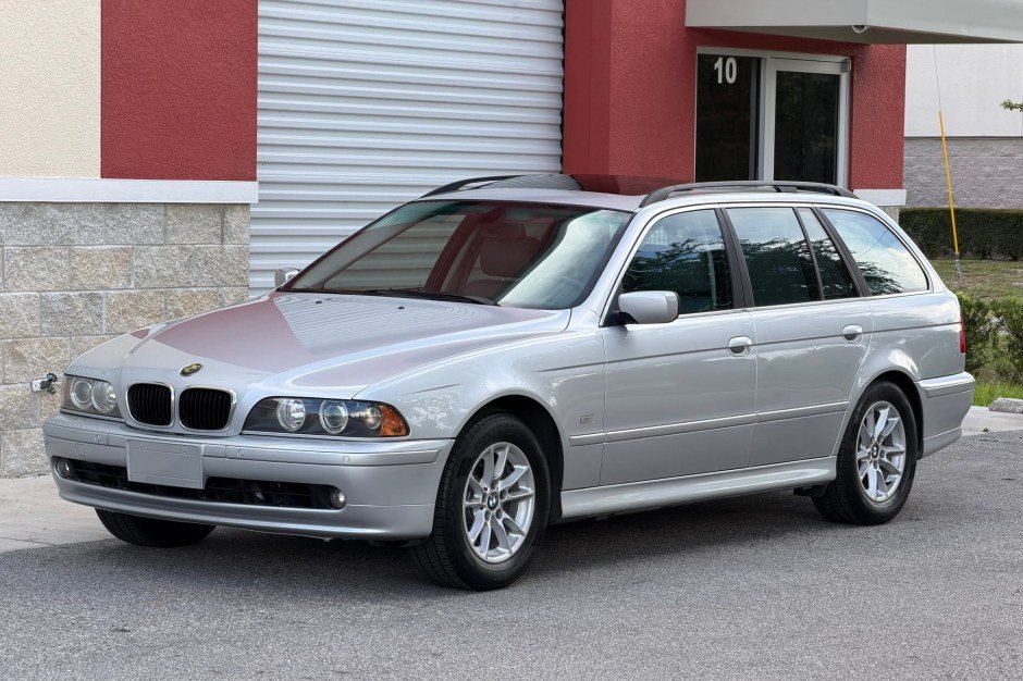 BMW 525i Sport Wagon 2003 року продають без резервної ціни