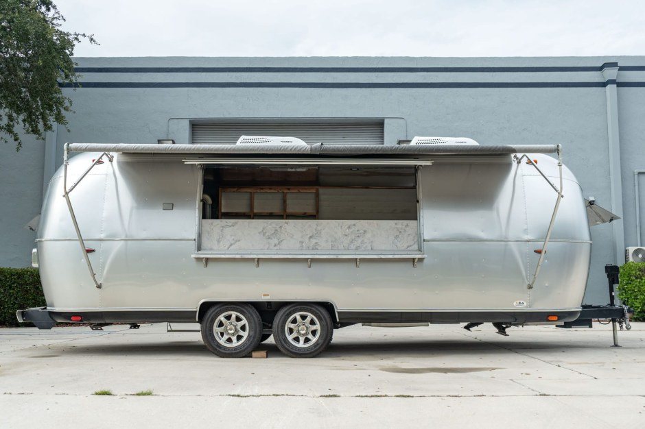 Airstream Flying Cloud 25FB перетворили на мобільний бар за $63 735
