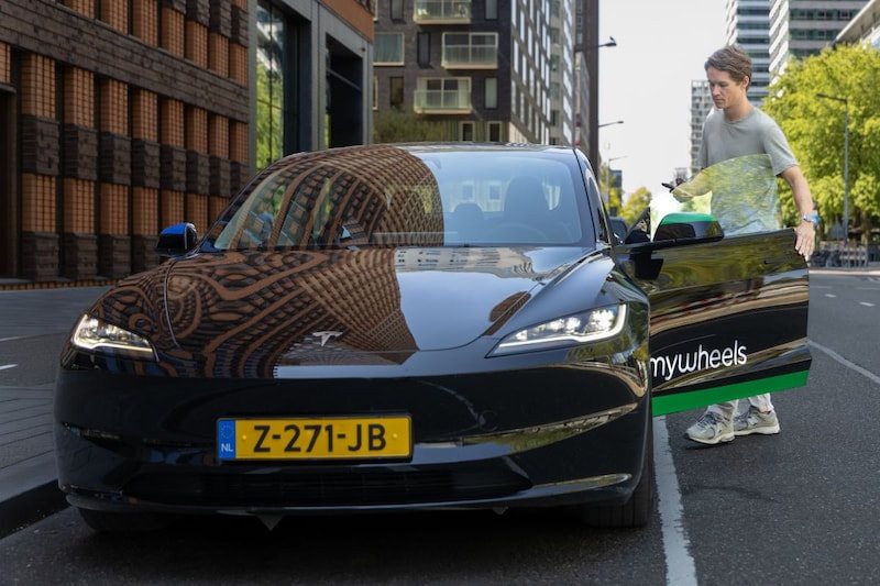 Каршерінг MyWheels оснащує свій парк Tesla технологією Full Self-Driving