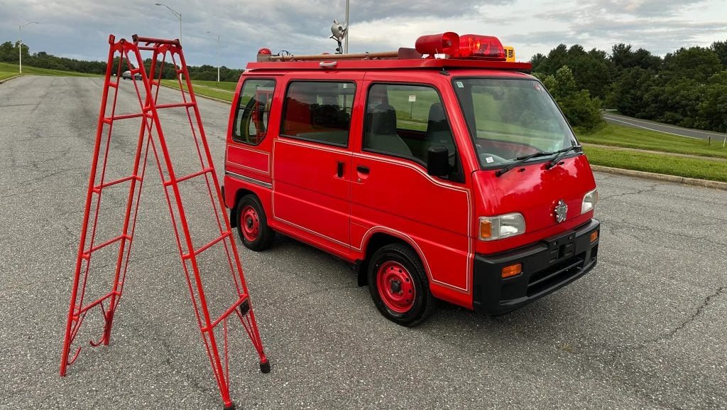 На аукціоні продають японський міні-пожежний автомобіль Subaru Sambar