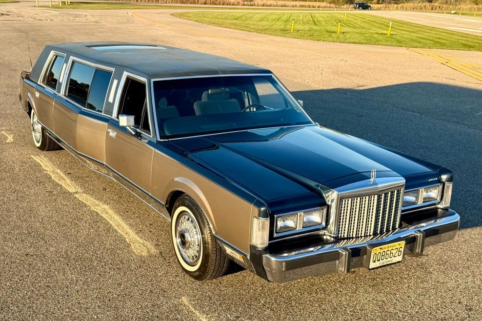 Лімузин Lincoln Town Car 1986 року виставили на аукціон без мінімальної ціни