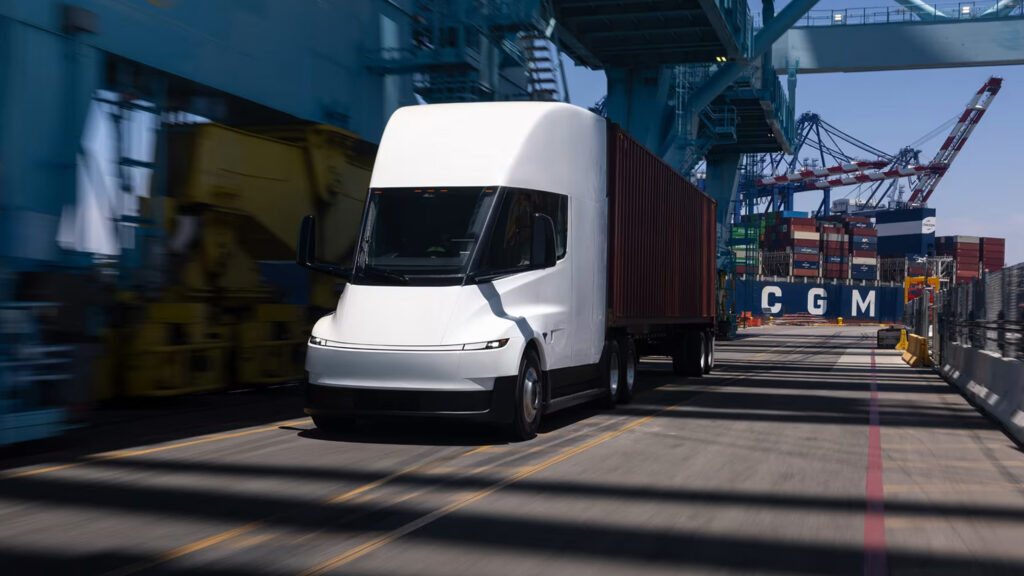 Tesla розпочинає нові поставки Semi, але не називає їхню кількість
