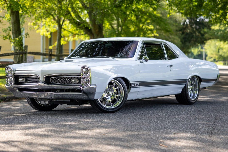 1967 року Pontiac GTO отримав двигун і салон від Chevrolet Camaro SS