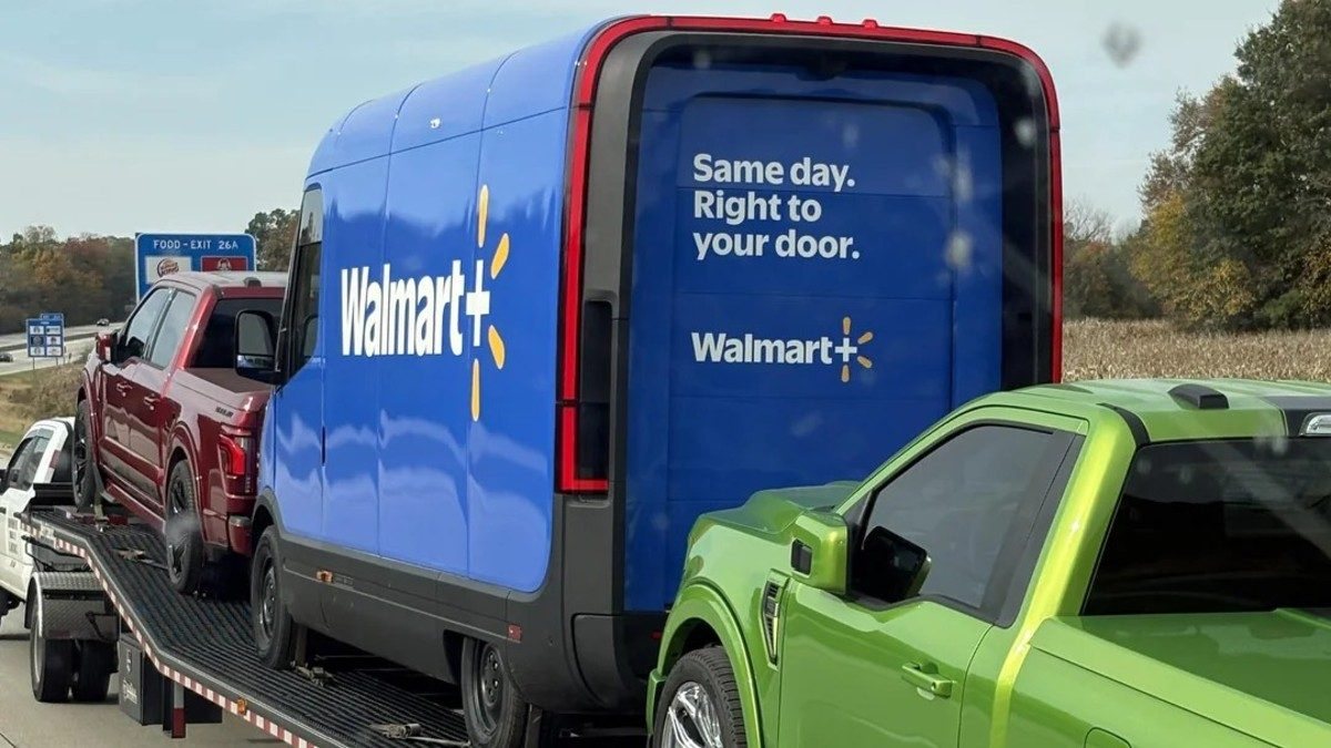 Електрофургон Rivian з ліверреєю Walmart+ помітили на шляху до можливої угоди