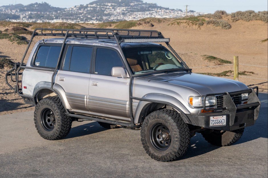 Модифікований Lexus LX450 1997 року виставлено на аукціон без резервної ціни