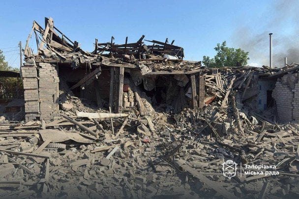 Російські війська вдарили авіабомбами по багатоповерхівках Запоріжжя, є загиблі та поранені