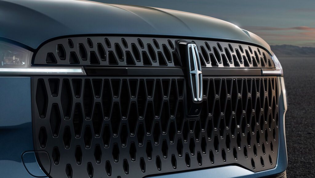 Cadillac і Lincoln відмовляються від доступної розкоші: чи це помилка
