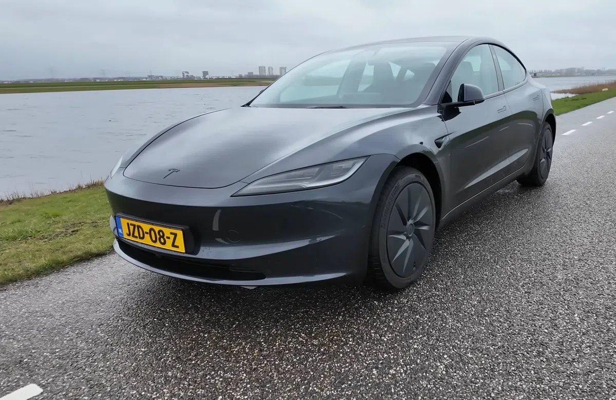 Tesla тихо оновила Model 3: більше потужності та гігантський екран