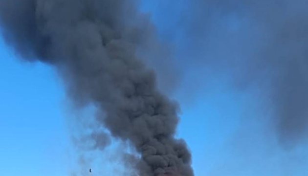 Російські дрони пошкодили будинки та підприємство у двох районах Київщини