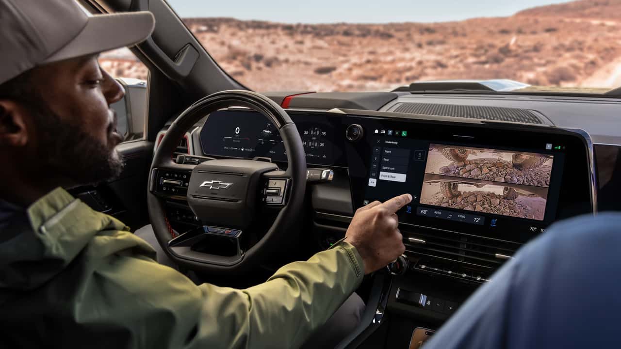 GM повертає CarPlay у свої електромобілі: новий інтерфейс для Sierra та Silverado