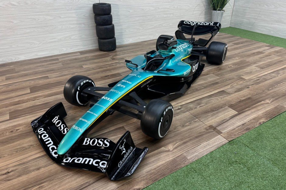 Півмасштабна модель Aston Martin AMR у стилі боліда Формули-1 виставлена на аукціон без резервної ціни