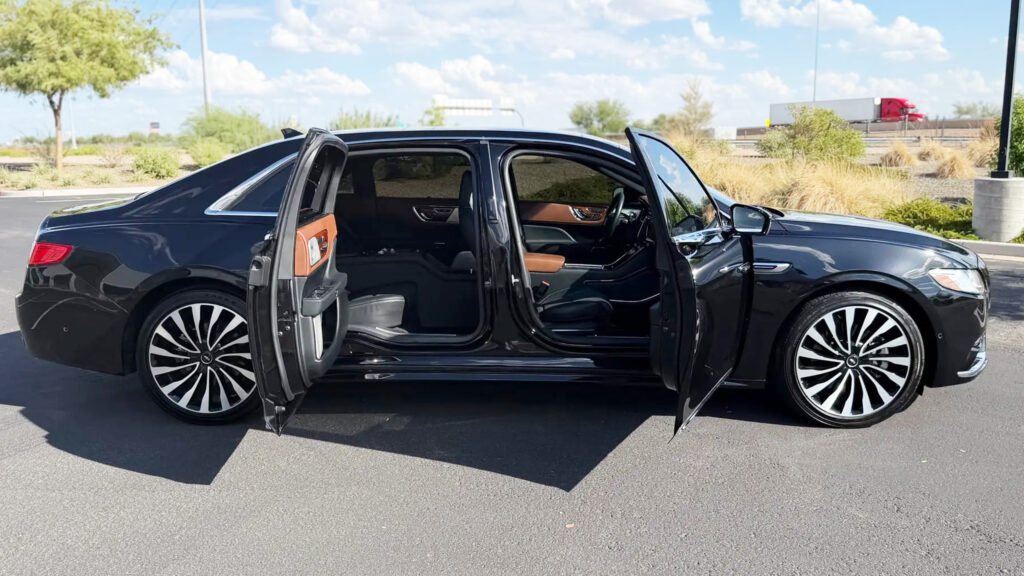 Рідкісний Lincoln Continental із задніми дверима-«коуч» виставили на аукціон