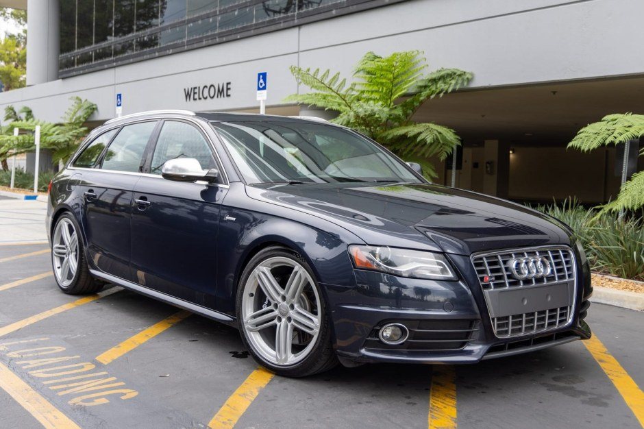 Audi A4 Avant з двигуном від S4 виставлено на аукціон без резервної ціни