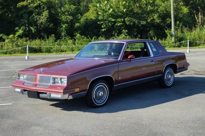 Oldsmobile Cutlass Supreme Brougham 1985 року з пробігом 2600 миль продають без резервної ціни
