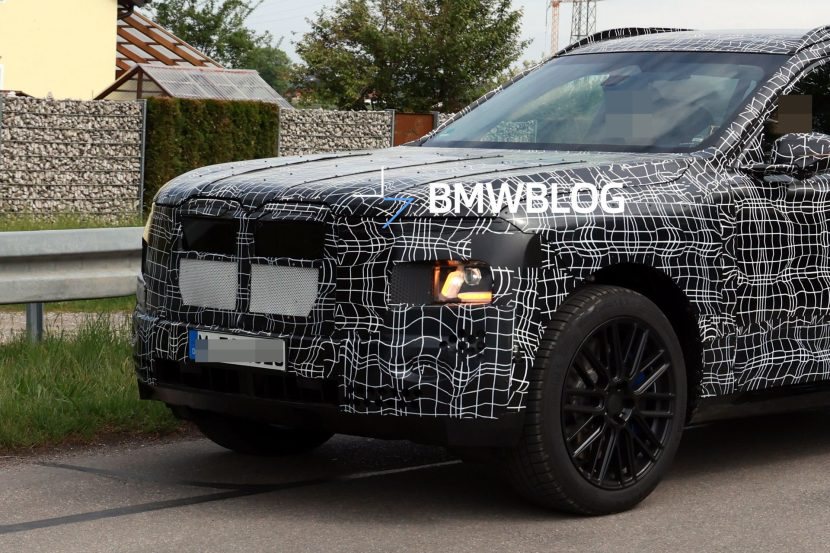 У Італії помітили замаскований прототип нового BMW X7