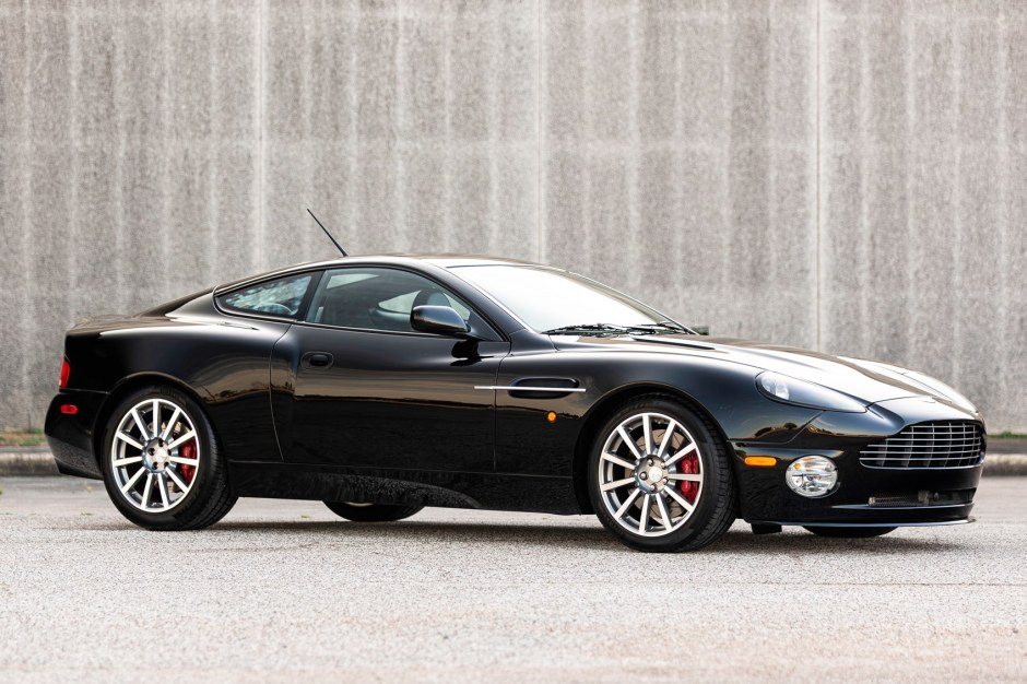 Aston Martin Vanquish S 2006 року виставили на аукціон без резервної ціни