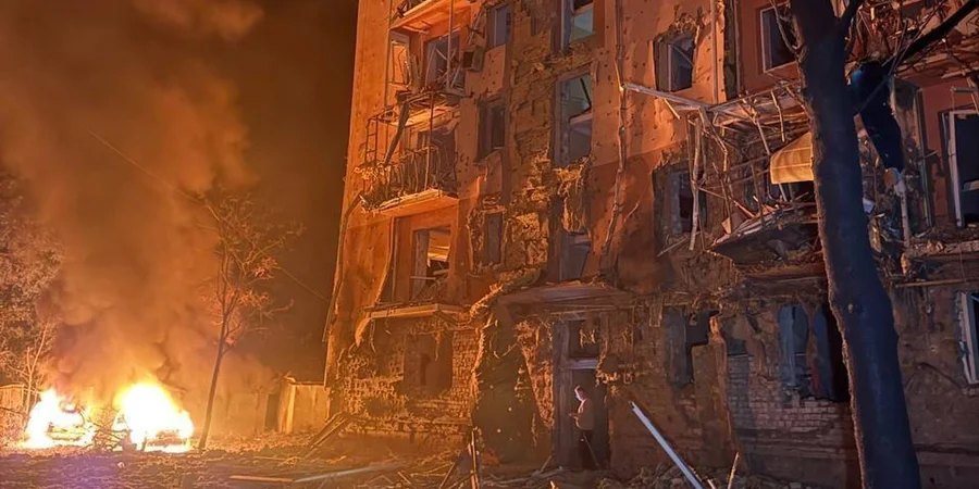 Нічна атака РФ: пошкоджені будинки в Запоріжжі, удар по підприємству в Кривому Розі, загинув водій швидкої в Херсоні