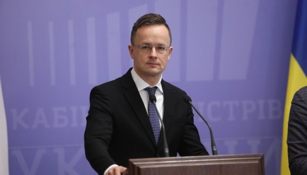 Угорщина розпочала розслідування щодо субсидій для BYD після переходу Сійярто до компанії